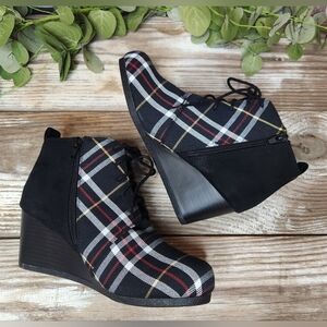C Comfort Black Plaid Wedge Ankle Boots Side Zip Size 7 NWOT
